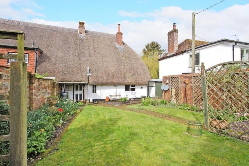 Lot: 78 - VACANT PERIOD COTTAGE - rear garden looking back at the property